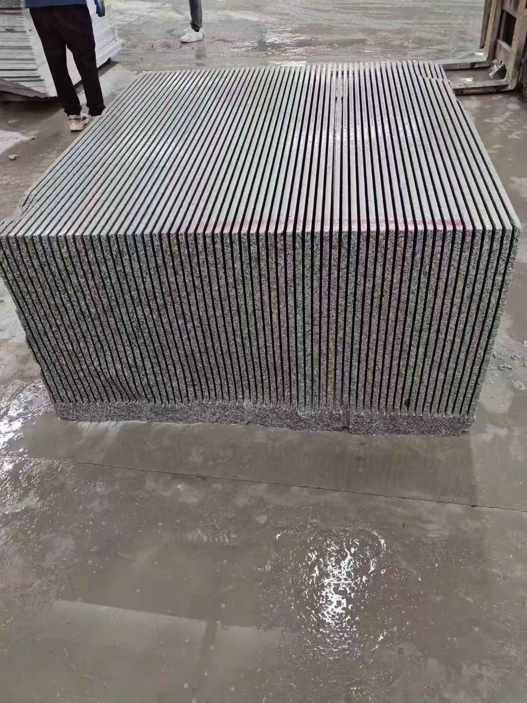 渭南芝麻白毛板荒料切割